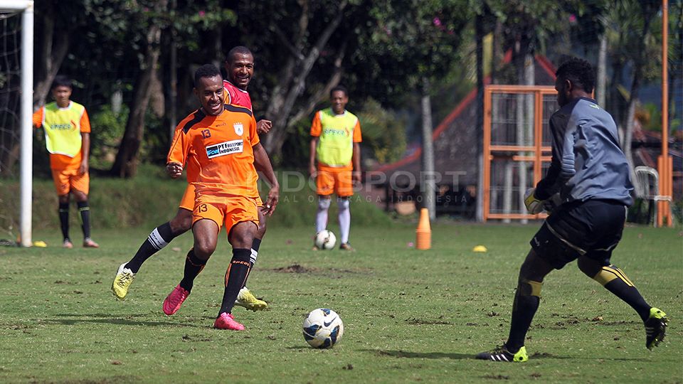 Yohanes Tjoe dan semua pemain persipura melahap menu fisik di kota Batu, Malang. Copyright: &copy; Ian Setiawan/INDOSPORT